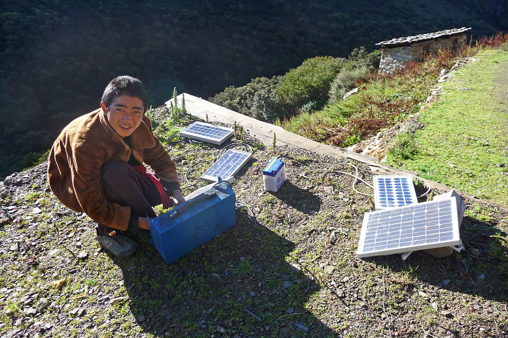 小喇嘛的太阳能电池板(Little Lama and his small solar panels)